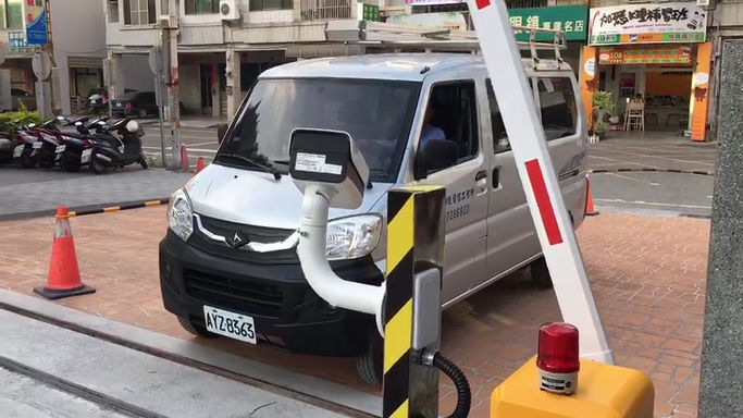 彰化市忠孝國小-車牌辨識開車入柵欄機